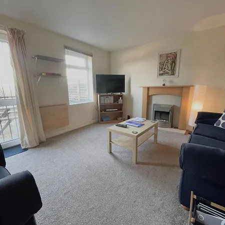 Guestready-close To Leeds City, Spacious, Sleeps 6 3* Leeds (West Yorkshire)