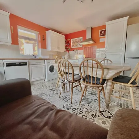Guestready-close To Leeds City, Spacious, Sleeps 6 3*