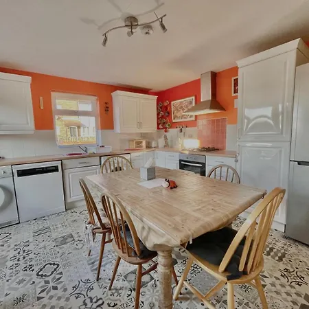 Guestready-close To Leeds City, Spacious, Sleeps 6 3*