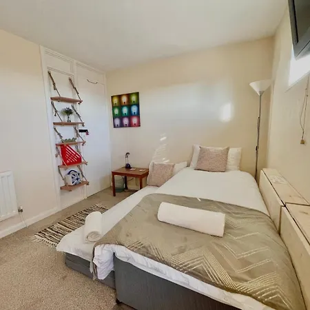 Guestready-close To Leeds City, Spacious, Sleeps 6 3*