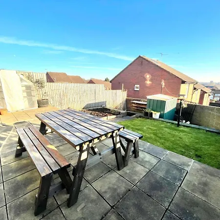Guestready-close To Leeds City, Spacious, Sleeps 6 Guest house