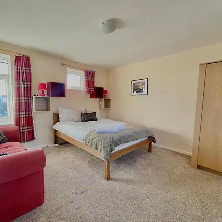 Guest house Guestready-close To Leeds City, Spacious, Sleeps 6 3*