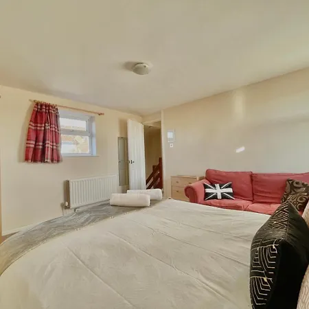 Guestready-close To Leeds City, Spacious, Sleeps 6 利兹